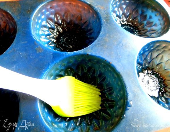 Затем смазываем силиконовую форму.