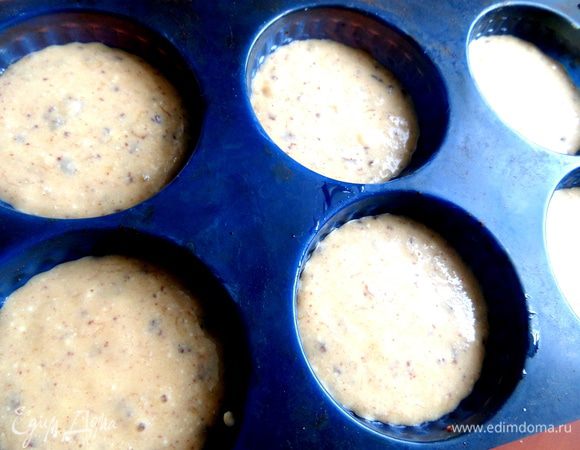 Разливаем равномерно тесто и отправляем во включенную на 180* духовку (заранее не разогреваем,чтобы силикон не испытал шок,а равномерно нагревался!).