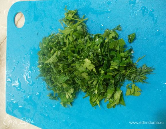 Порезать зелень. У меня был микст петрушки и укропа. 