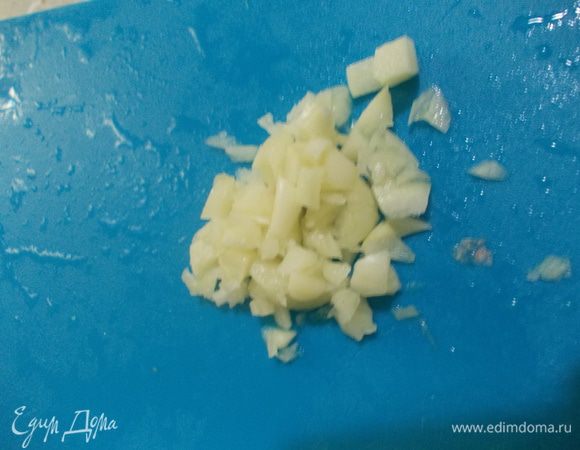 Порезать мелко чеснок. У меня были крупные зубки и я порезала 2 штуки.
