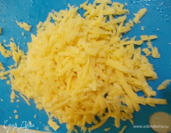 Натереть сыр на крупную терку.
