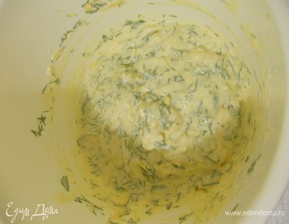 Все ингредиенты добавить к сливкам и желткам, добавить соль и тщательно перемешать.