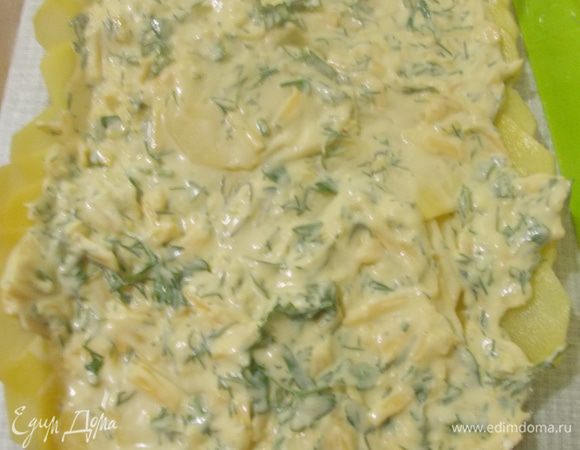 Сверху равномерно выкладываем слой сливочной массы. Чередуем слои, верхний слой должен быть в сливочной массе.