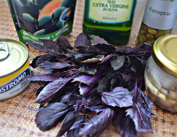 Подготовить чёрные оливки без косточек, анчоусы, тунец в оливковом масле, каперсы в уксусе, оливковое масло и хорошо промытый базилик.