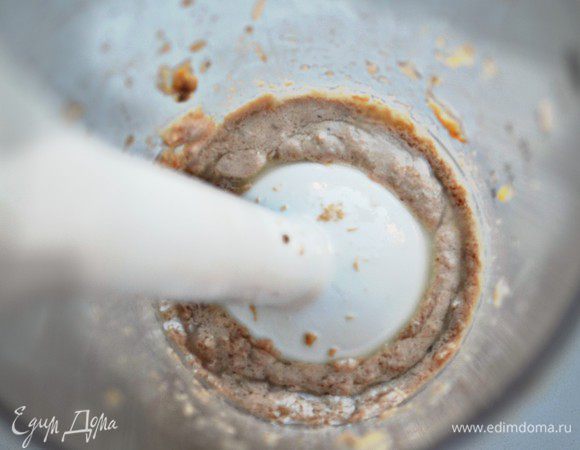 Измельчите с помощью блендера анчоусы и тунец (вместе с оливковым маслом, в котором была рыба). Приправьте немного перцем.