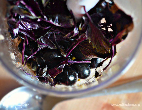 Добавьте чёрные оливки, каперсы, веточки базилика и хорошо взбейте.  Не прекращая взбивать добавьте тонкой струйкой оливковое масло 1-2 ст л.