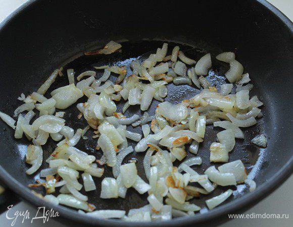 Масло разогреть в сотейнике, лук порезать полукольцами, чеснок порезать ножом, все обжарить  на сливочном масле до прозрачности.