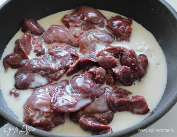 Добавить печень, обжарить , добавить молоко, специи, соль, закрыть крышкой и протушить 5-10 минут, до готовности.