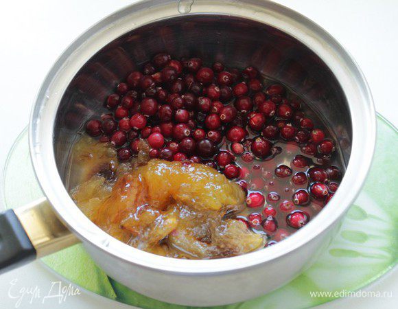 для желе.
Сливы очистить от шкурки , размять. В сотейник добавить воду , сливы и клюкву, довести до кипения и на малом огне проварить 5-10 минут. 