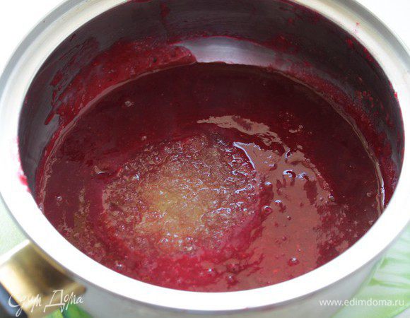 Растворить желатин в 2 ст. л. воды (5 мин) и добавить в сливово-клюквенную массу, немного прогреть.