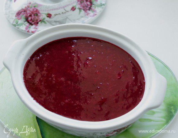 Измельчить ягодную смесь в блендере до однородности, остудить и положить поверх паштета .