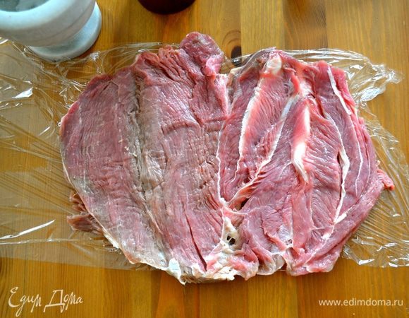 Мясную мякоть разрезать на подобие "книжки" и слегка отбить. Посолить и поперчить. 