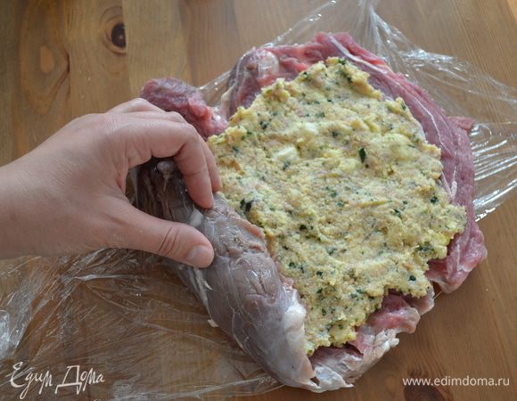 Скрутить плотно в рулет.