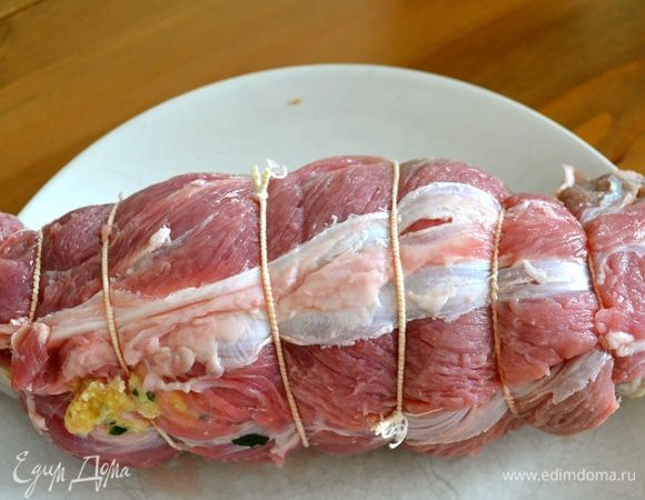 Перевязать рулет специальной бичевкой или скрепить резинкой (или специальными кухонными зажимами).