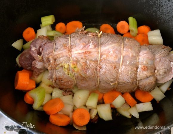 Тем временем вымыть, очистить и нарезать крупно овощи; лук, морковь и стебель сельдерея. Добавить в кастрюлю к рулету. Положить бутон гвоздики.