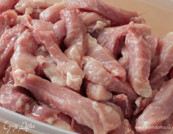 Мясо нарезать поперек волокон пластинами толщиной 1-1,5 см,а затем длинными тонкими полосками,слегка поперчить и посолить,перемешать,отставить в сторону.