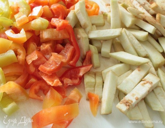 Баклажаны почистить,нарезать вдоль пластинами и затем поперек брусочками.У перца удалить семена,нарезать его полосками.