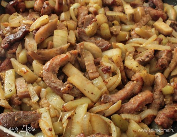 Добавить баклажаны и,помешивая,обжарить минут пять,баклажаны должны обмякнуть,но не потерять форму.