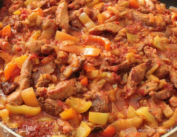 Добавить болгарский перец,чеснок,я добавляю чесночный порошок,по вкусу,он не такой резкий,как свежий чеснок.Тушить еще 10 минут под крышкой,помешивая,жидкость должна испариться почти полностью,но не настолько,что бы блюдо было сухим.Выключить огонь и дать блюду настояться минут 5-10 и можно подавать на стол.Приятного вам аппетита!