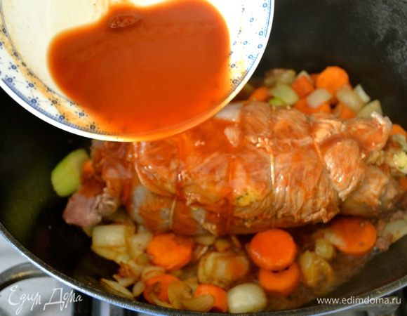 Добавить полученную томатную смесь к мясу, накрыть крышкой и тушить на слабом огне 2 часа. 