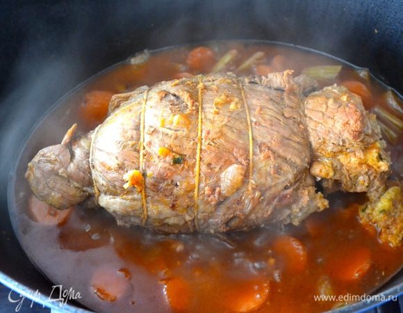 Время от времени контролировать, переворачивать рулет и при необходимости добавить немного горячей воды... За время приготовления часть начинки может выйти из рулета - ничего страшного, это только сделает еще вкуснее Ваш соус к мясу! 