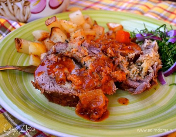 Готовый рулет достать из кастрюли и дать немного "отдохнуть"... ))) А затем нарезать и подавать с Вашим любимым гарниром!!! Полить получившимся соусом, который также отлично подойдет и к пасте! 
P.S. Заранее прошу извинить за качество финального фото! Было уже темно..., время ужина... В общем, надеюсь, что по самому процессу приготовления вы можете предположить насколько вкусный получается результат! ))) 