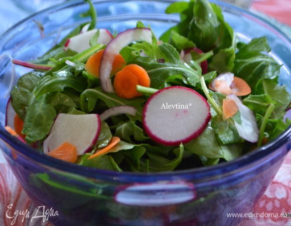 Лук красный, редис, морковь нашинковать тонко. Смешать в салатной емкости.
