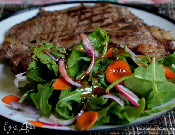 Подаем к столу со смешанной салатной заправкой покупной или домашней. Приятного аппетита.