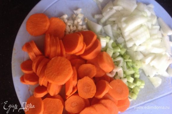 Духовку разогрейте до 160 градусов. Для начала подготовим овощи: почистите лук, морковь и чеснок. Морковь нарежьте кружочками, чеснок мелко порубите, лук мелко порежьте, сельдерей крупно порубите.