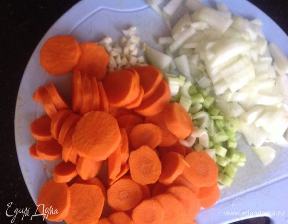 Духовку разогрейте до 160 градусов.

Для начала подготовим овощи: почистите лук, морковь и чеснок. Морковь нарежьте кружочками, чеснок мелко порубите, лук мелко порежьте, сельдерей крупно порубите.