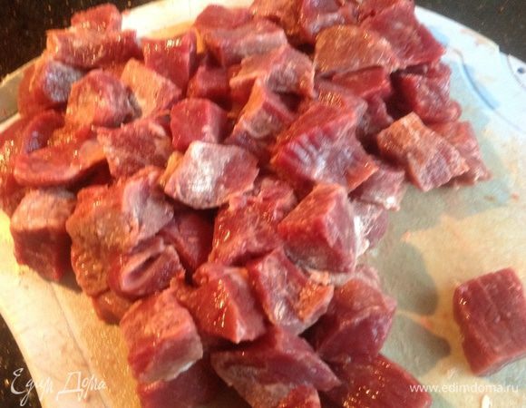 Мясо очистите от пленок, нарежьте кубиками в 1 см. Обваляйте мясо в муке и отставьте в сторону.