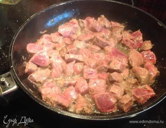 Разогрейте немного оливкового масла в тяжелой кастрюле для тушения (кассероль) и обжаривайте говядину 5 минут на среднем огне, до румяной корочки. Переложите на тарелку.