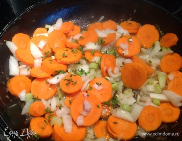 В кастрюлю добавьте еще немного масла и обжаривайте овощи вместе с листиками тимьяна, 10-15 минут до мягкости.