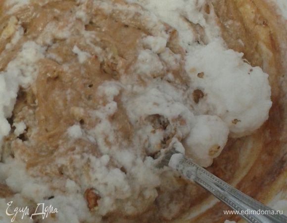 Муку просеять вместе с разрыхлителем  и какао. Белки отделить от желтков. Желтки растереть с сахаром,  добавить мягкое сливочное масло все взбить, далее ввести молоко еще немного взбить. Яично-молочную смесь соединить с сухими ингредиентами, добавить измельченные грецкие орехи. Затем белки взбить с щепоткой соли и потихоньку смешать с тестом.  Форму (диаметр 22 см)  смазать маслом, можно посыпать сухарями, выложить в нее тесто. 