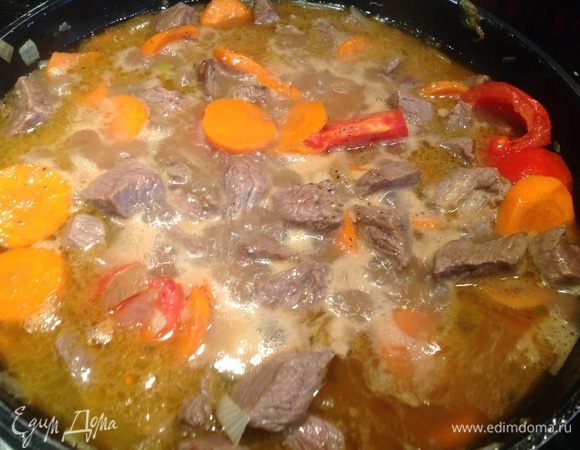 Посолите, поперчите и уберите в духовку на 3-4 часа. Мясо должно стать очень нежным и разделятся вилкой на волокна.