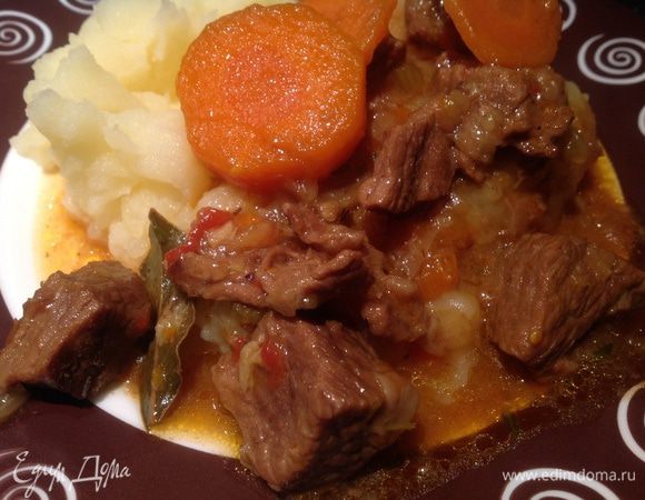 Подавайте мясное рагу с картофельным пюре, и бокал красного вина подойдет сюда идеально.

Приятного аппетита!!!