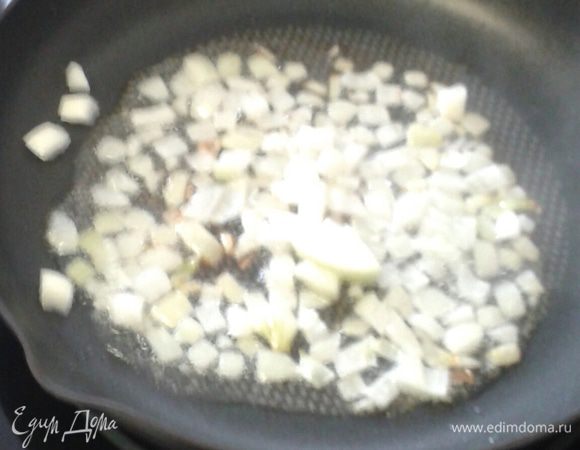 На разогретой сковородке в оливковом масле обжариваем измельченный лук до прозрачности, 