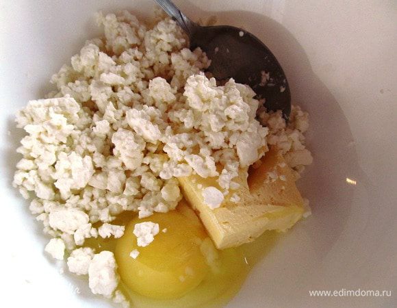 Готовим тесто. Размягченное сливочное масло соединяем с яйцом, творогом, просеянной мукой, разрыхлителем и солью.
