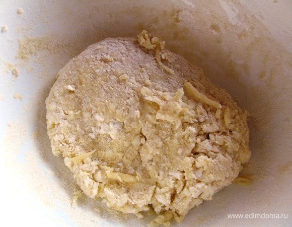 Замешиваем тесто. Скатываем в шар и отправляем в холодильник на 30 минут.