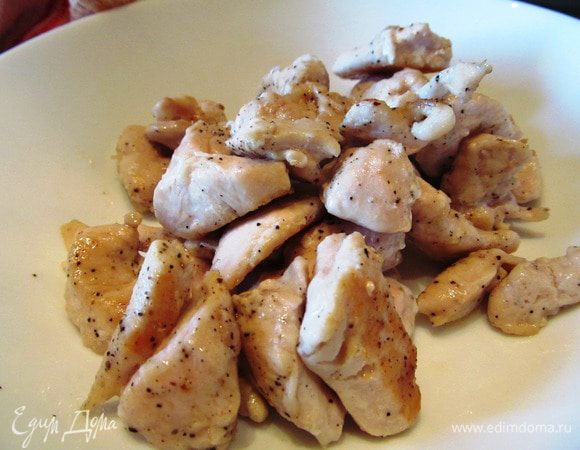 Тем временем готовим начинку.
Куриное филе режем на небольшие кусочки, и жарим на оливковом масле, посолив и поперчив до готовности.
