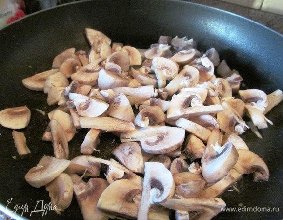 Моем , режем и жарим грибы пластинками, не забываем их посолить и поперчить! Шпинат опускаем на 3 минуты в кипяток, он должен размягчиться. 