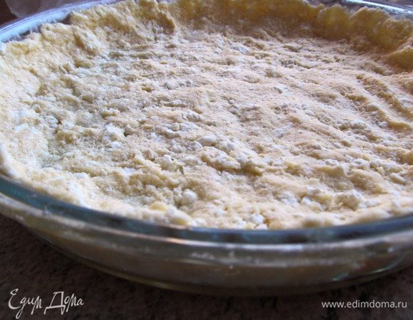 Сыр трем на терке или нарезаем тонкими пластинами.
Яйца взбиваем со сливками.
Духовку разогреваем до 180 градусов. Тесто руками раскатываем по форме, делаем бортики. 