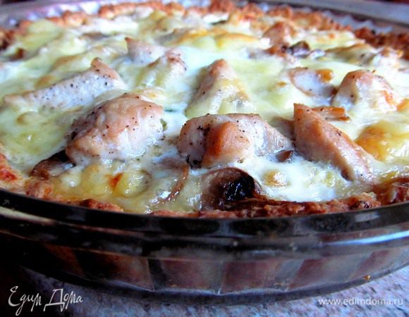  Затем грибы и куриное филе. Щедро посыпаем сыром и заливаем заливкой из яиц и сливок. Приправляем прованскими травами.
Выпекаем 30-40 минут до готовности.
Режем на кусочки и подаем. Вкусен как в теплом, так и в холодном виде. Приятного аппетита!