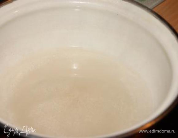 Для приготовления коржей нам необходимо приготовить миндальную пасту. Для этого первым делом готовим сахарный сироп. Сахар соединить с водой, проварить до растворения сахара.