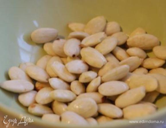 Миндаль очистить от кожицы. для этого залить миндаль кипятком на 3 минуты, затем опустить в ледяную воду на 3 минуты.