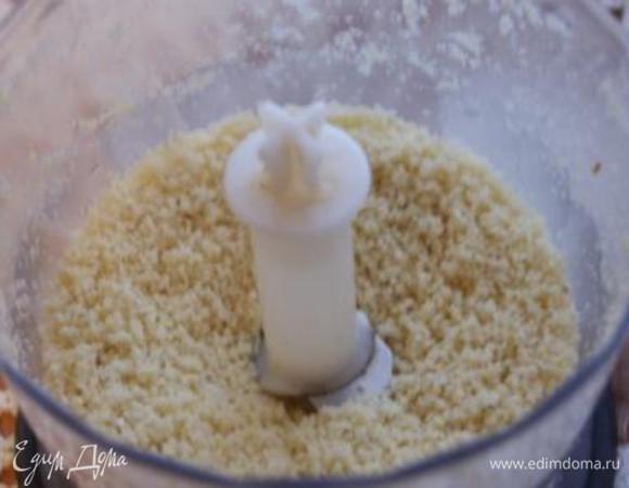 Миндаль измельчить в блендере.