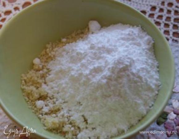 Добавить сахарную пудру, тщательно перемешать.