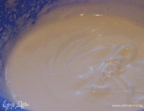 Белки взбить с 50 г. сахара до пиков.