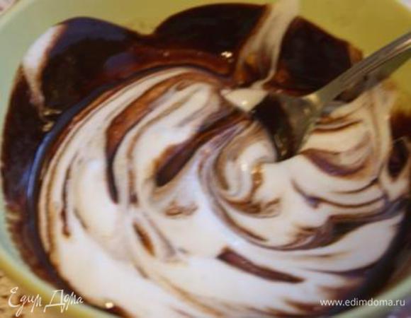Шоколад растопить с сахаром и маслом, добавить ложку белков.
