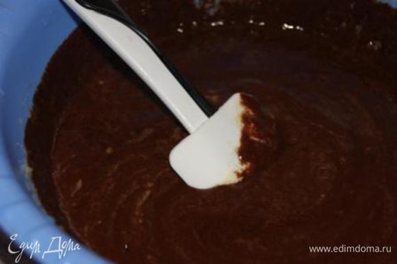Добавить шоколад к миндально-яичной смеси.